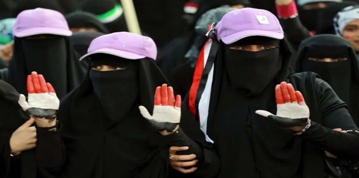 بينما يشجع الحوثيون ناشطاتهم.. يحتدم الجدل في صفوف المقاومة اليمنية حول "حكم مشاركة المرأة"