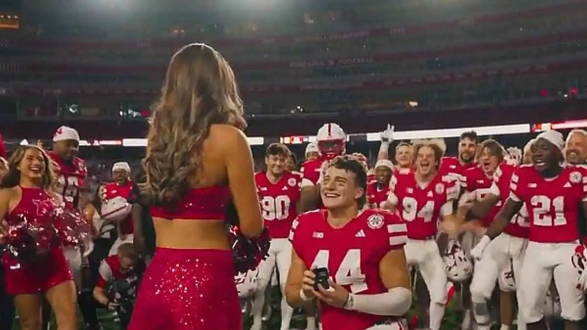 لاعب كرة قدم أمريكية يتقدم للزواج