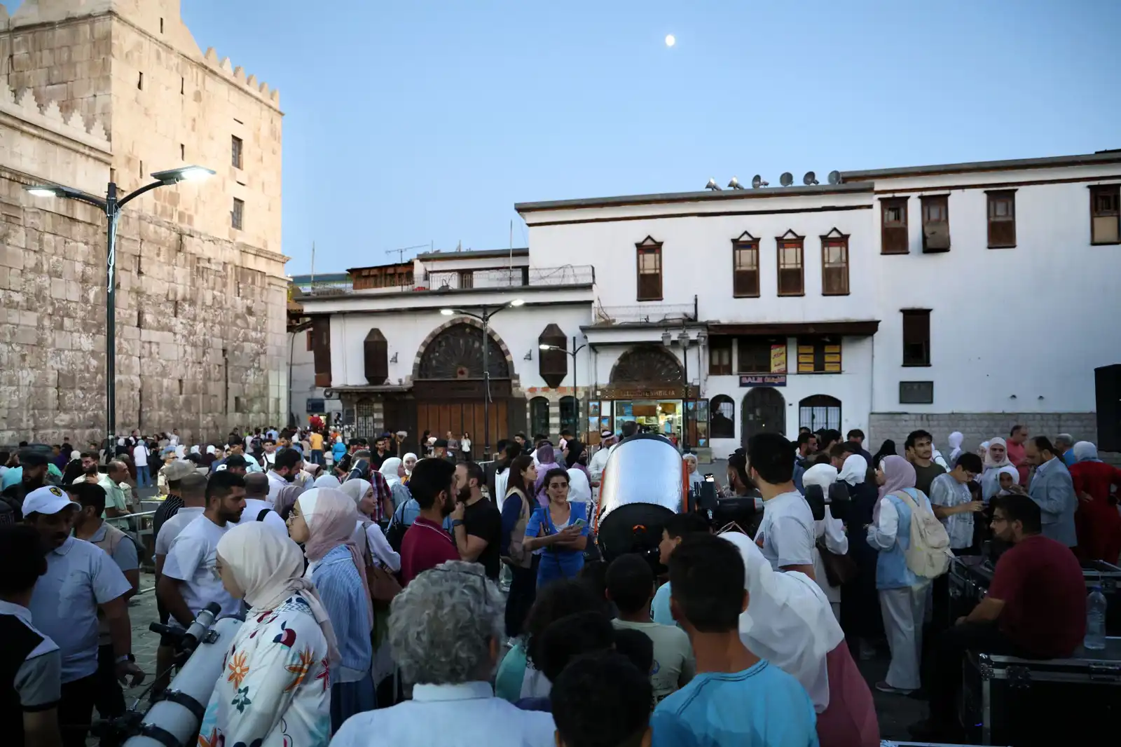 المواطنون حول التلسكوب الجديد 