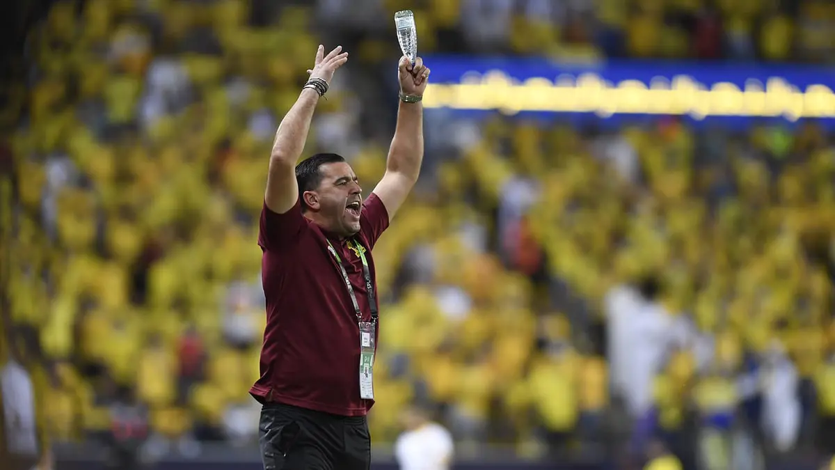 إغماء كوزمين كونترا قبيل نهاية مباراة الاتحاد والاتفاق بالدوري السعودي (فيديو)