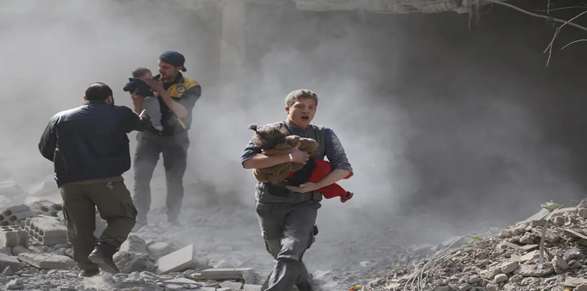 مقتل 30 مدنيًا في قصف للنظام السوري استهدف نازحين قرب معبر حمورية
