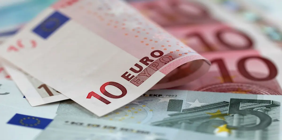اليورو يعود صوب مستوى 1.24 دولار مع انخفاض العملة الأمريكية