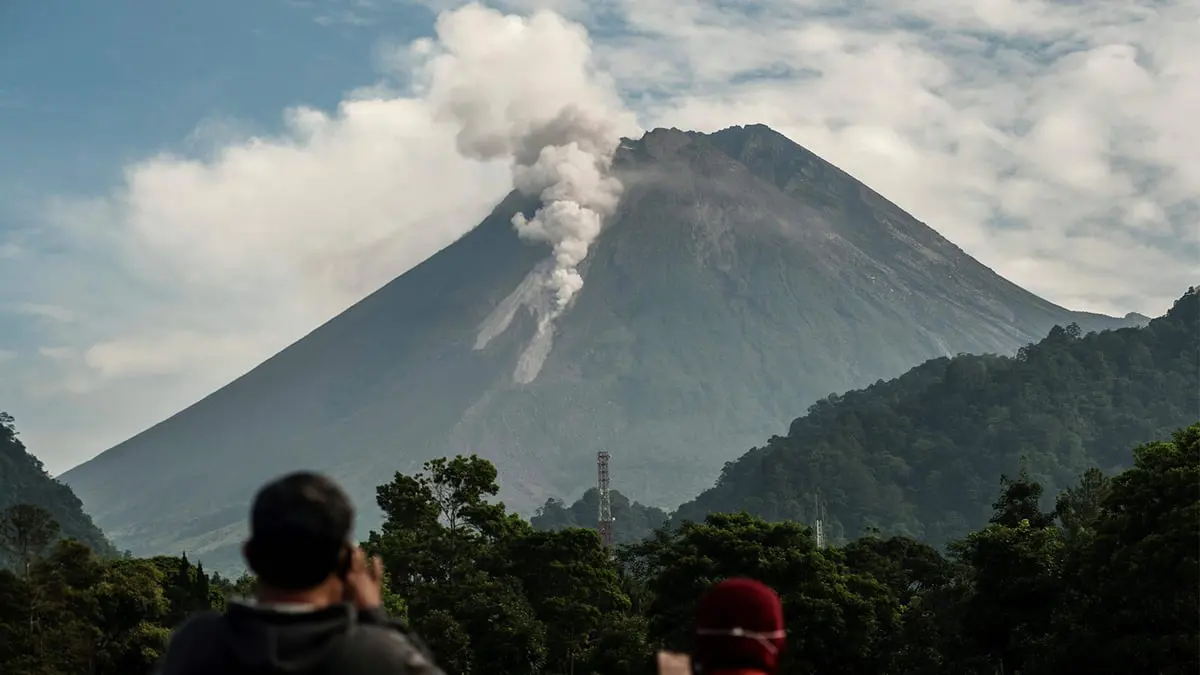 أطلق سحابة بارتفاع 7 كم.. ثوران بركان ميرابي بإندونيسيا