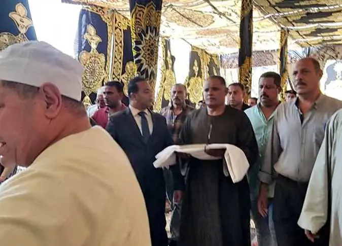 أحد أفراد عائلة "المتناوي" وهو "يحمل كفنه