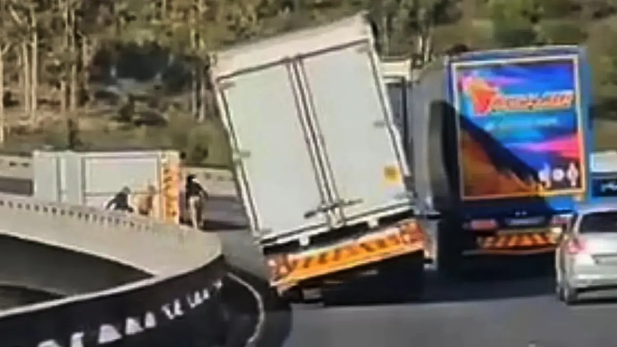 لحظات مرعبة.. رياح قوية تلقي بشاحنة من فوق جسر (فيديو)