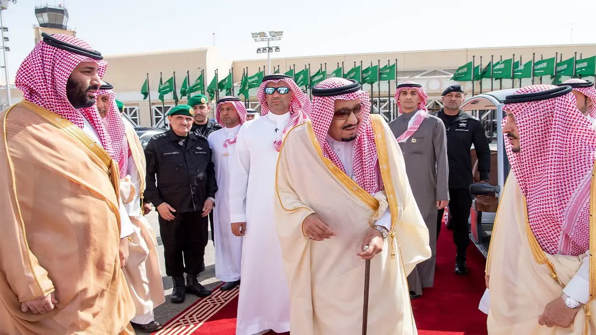 الملك سلمان يغادر الرياض متوجهًا إلى تونس لحضور القمة العربية (صور) 