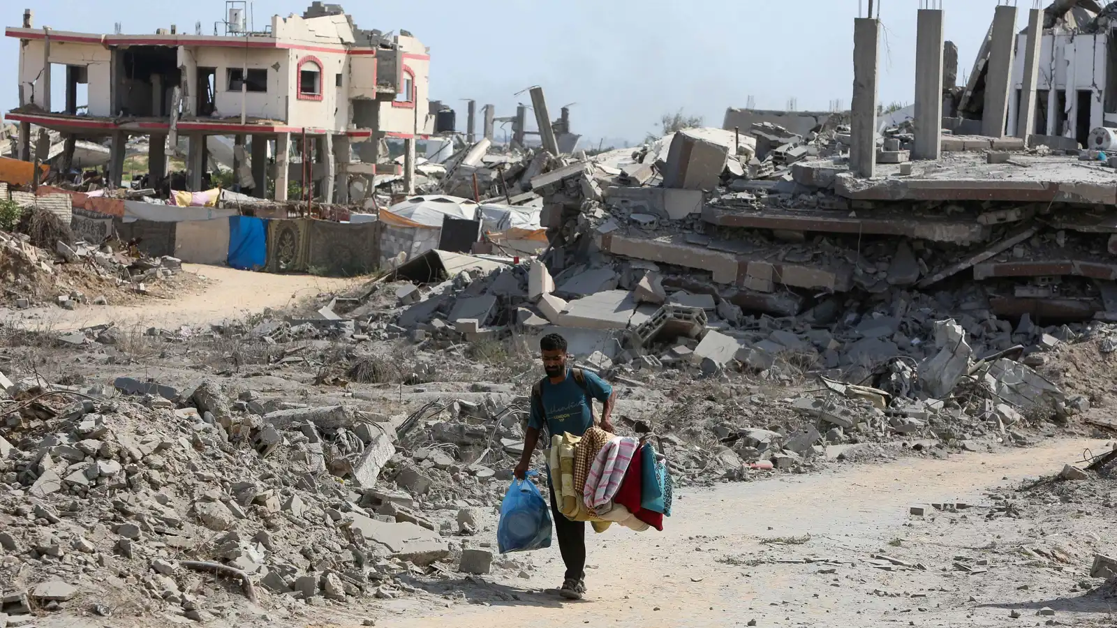 فلسطيني بالقرب من أنقاض المنازل التي دمرتها غارة إسرائيلي
