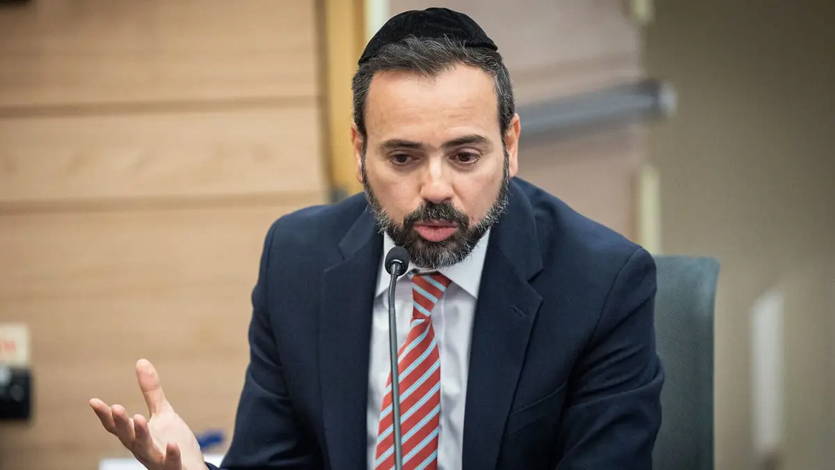 فتح ظرفًا مشبوهًا.. أمن الكنيست الإسرائيلي يُخرج وزير الصحة من مكتبه