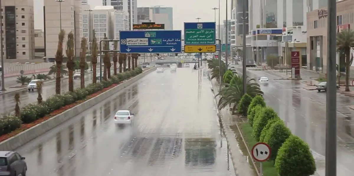 طالت 7 مناطق.. تحذيرات من أجواء عاصفة تستمر يومين في السعودية (صور)
