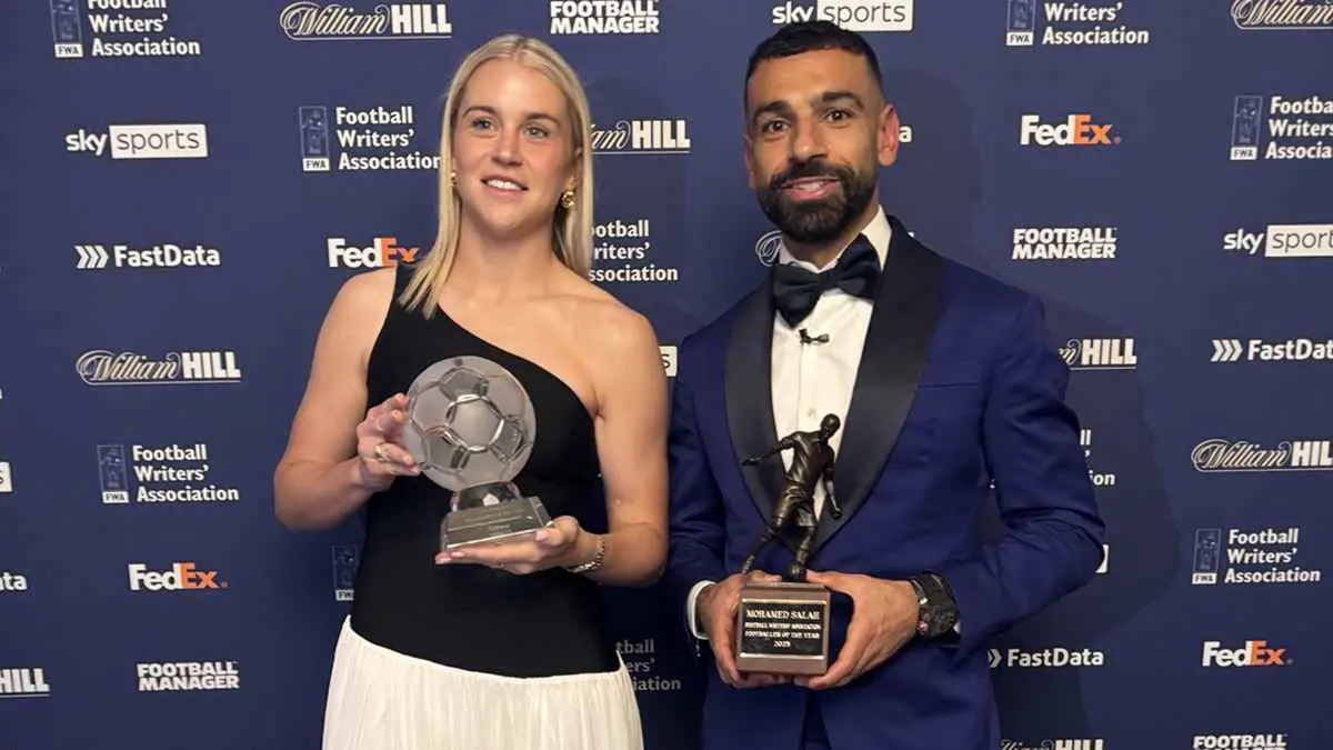 محمد صلاح يتسلم جائزة أفضل لاعب بالدوري الإنجليزي من "رابطة النقاد"