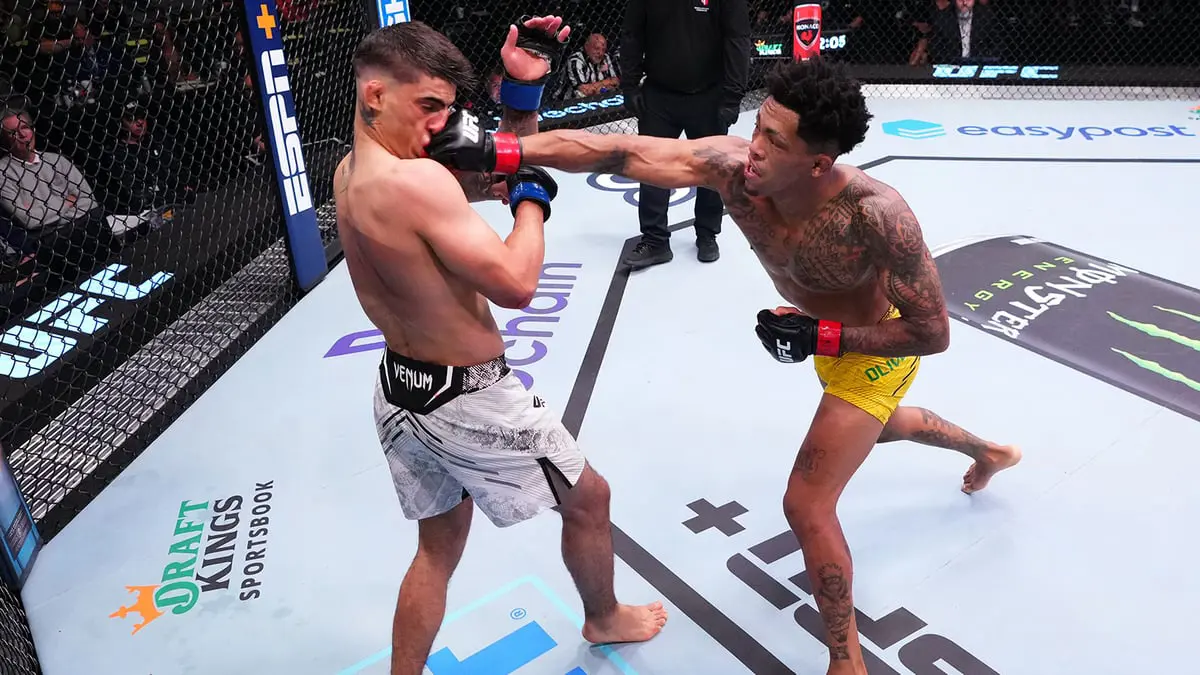 UFC.. فينيسيوس أوليفيرا يسقط خصمه بقاضية مذهلة بـ"ركبته" (فيديو)