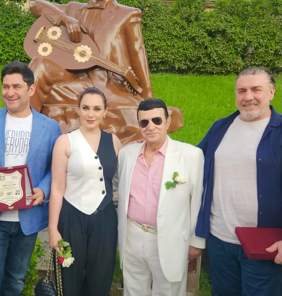 سلاف مع زوجها وائل رمضان وفنانين مصريين أمام تمثال فريد الأطرش