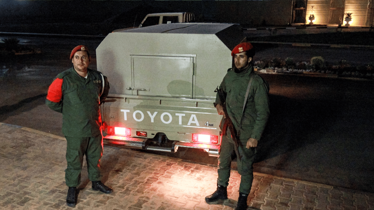 احتجزت مهاجرين وطلبت فدية.. ضبط عصابة خطيرة في ليبيا (فيديو)