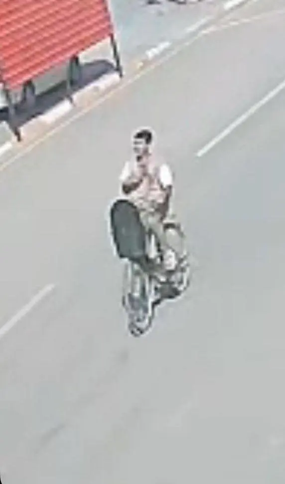 الشاب على الدراجة