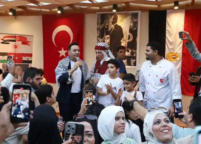 مصطفى قمر بالوشاح الفلسطيني