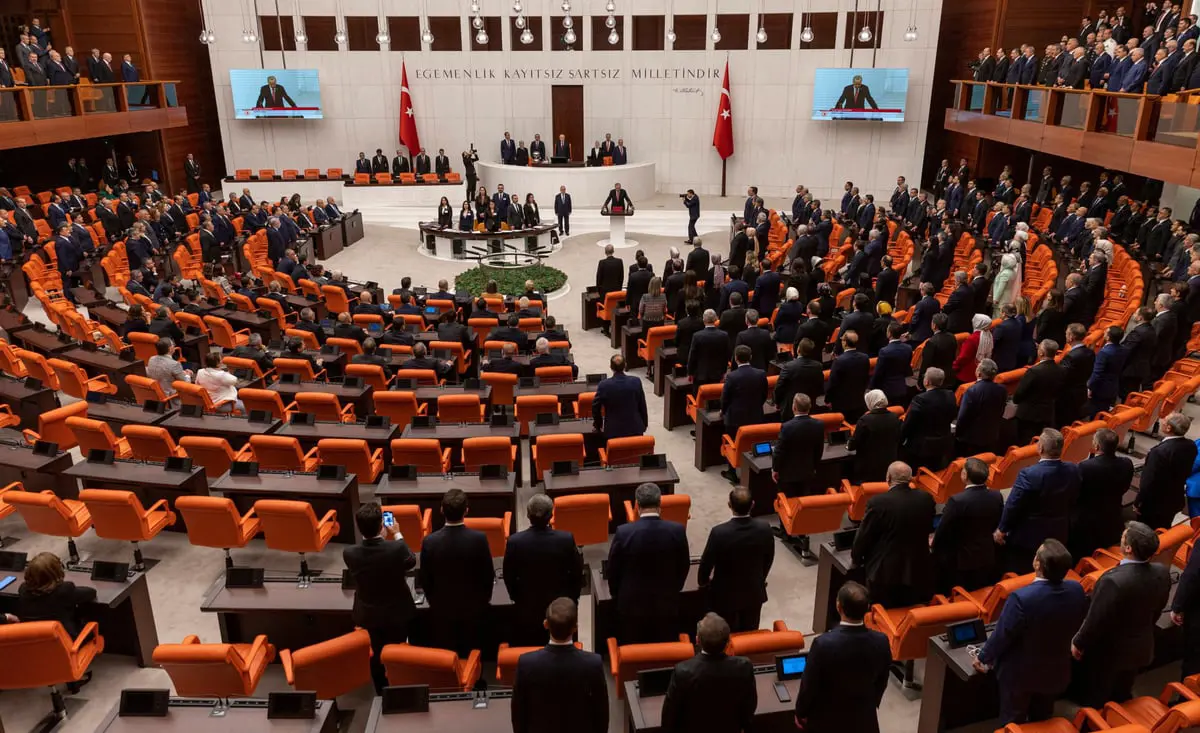 عراك في البرلمان التركي بين نواب حزب أردوغان وموالون للأكراد (فيديو)