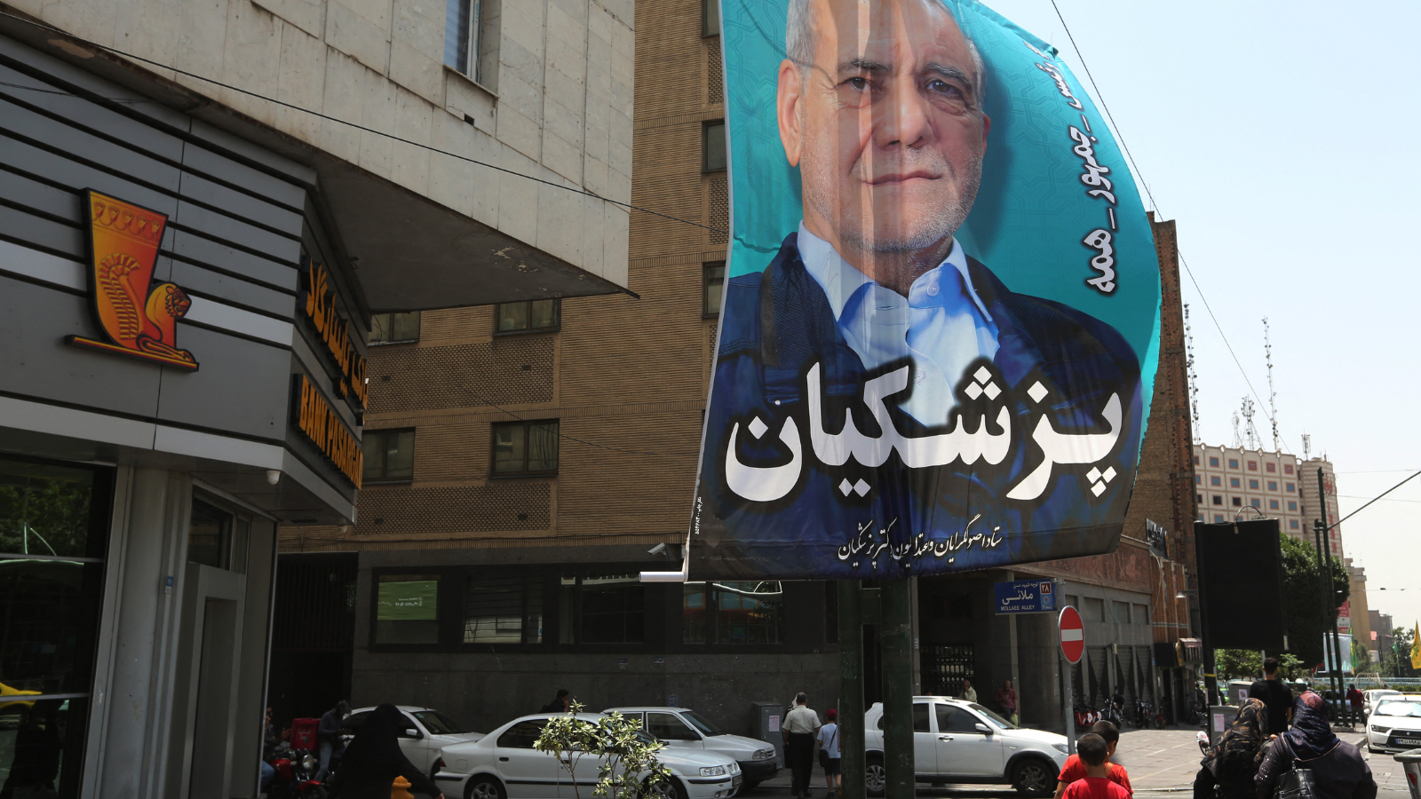 صورة دعائية لبزشكيان في طهران