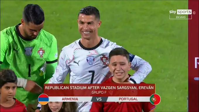 رد فعل كريستيانو رونالدو بعد بكاء طفل فور رؤيته 