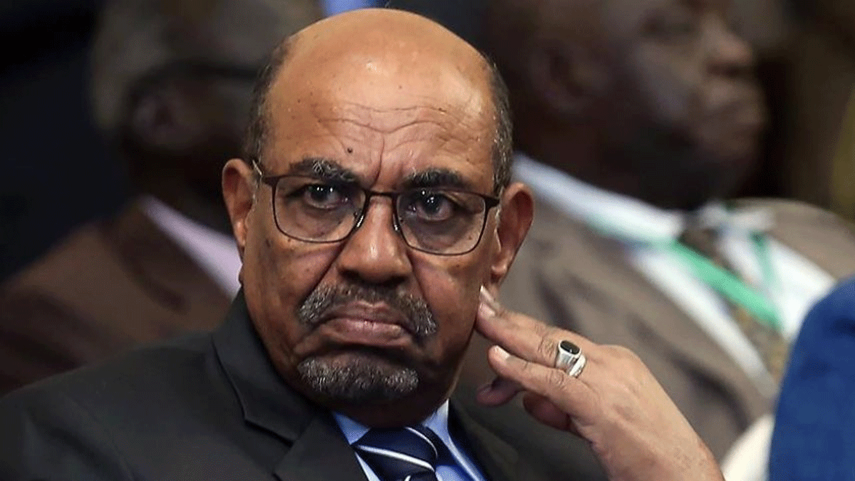 تدعو لكشف مقابرهم.. "السيادي" يتسلم مذكرة من أسر 28 ضابطًا سودانيًا أعدمهم البشير عام 1990