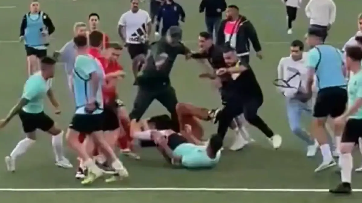 مباراة تتحول إلى "معركة ضارية" بين لاعبين ومشجعين في إسبانيا (فيديو)