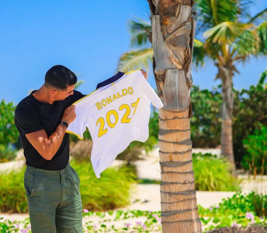 كريستيانو رونالدو أثناء مراسم تجديد عقده