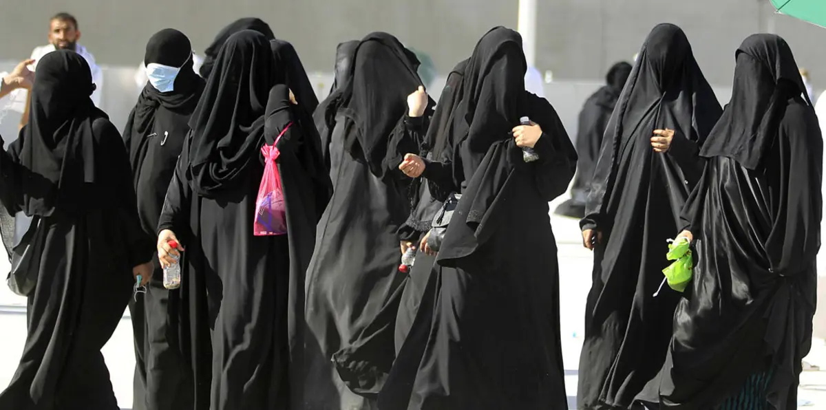 فتوى لعضو بهيئة كبار العلماء حول "العباءة" تثير الجدل في السعودية