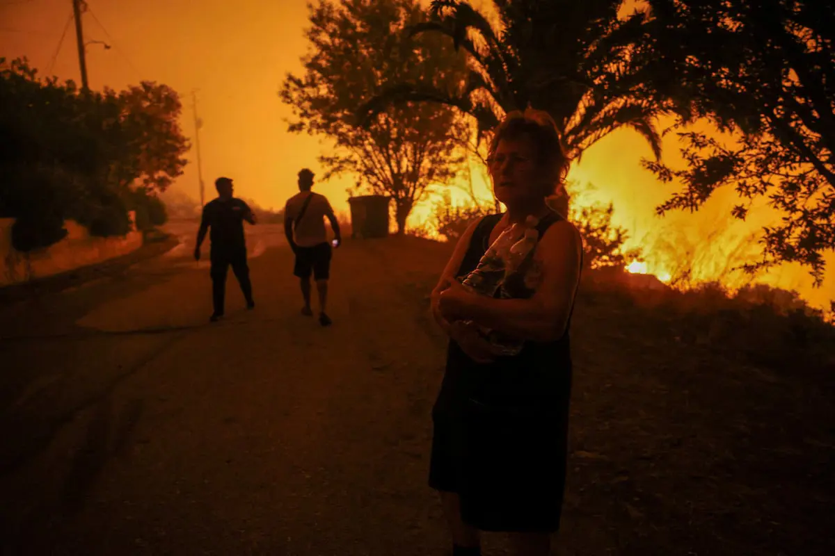 اليونان.. القبض على 13 شخصا متهمين بإشعال حريق غابات في جزيرة هيدرا 