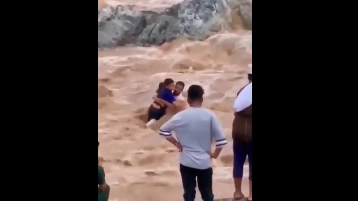 سلطنة عمان.. إشادة واسعة بشاب أنقذ طفلين من الغرق في وادٍ بولاية بهلاء