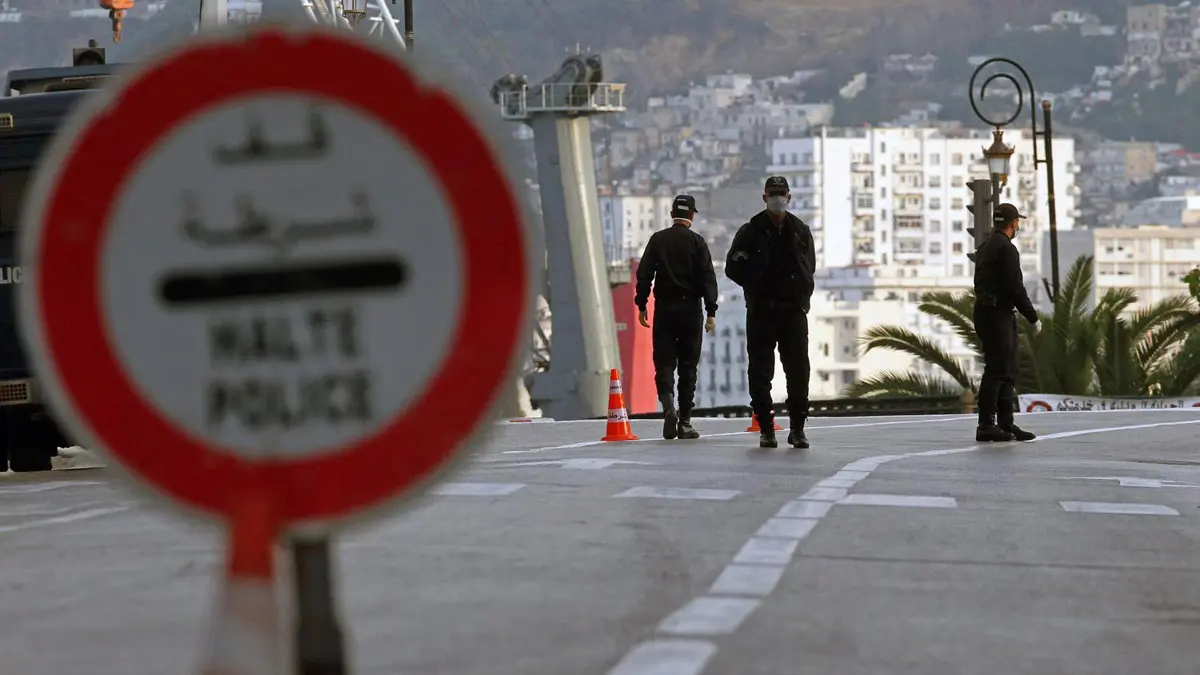 الجزائر تعتقل 12 شخصا اعتدوا على رجال الأمن رفضا لحظر التجول