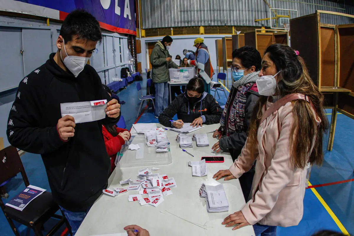 الناخبون في تشيلي يرفضون الدستور الجديد