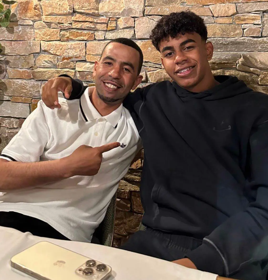 يامال مع والده منير نصراوي