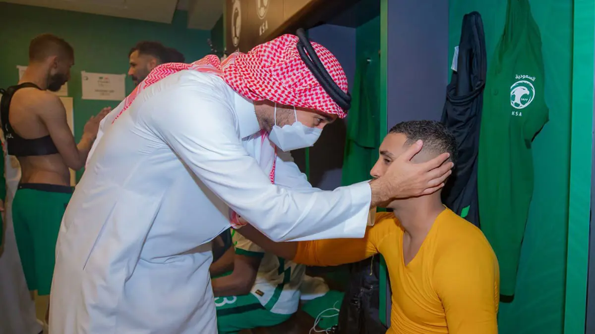 وزير الرياضة يدعم فواز القرني بعد مباراة السعودية والصين (فيديو)