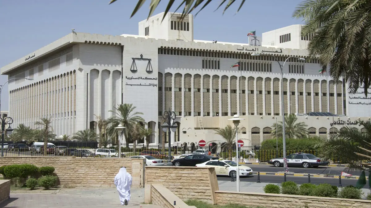 الكويت.. توقيف مصريين متهمين بتجارة الإقامات