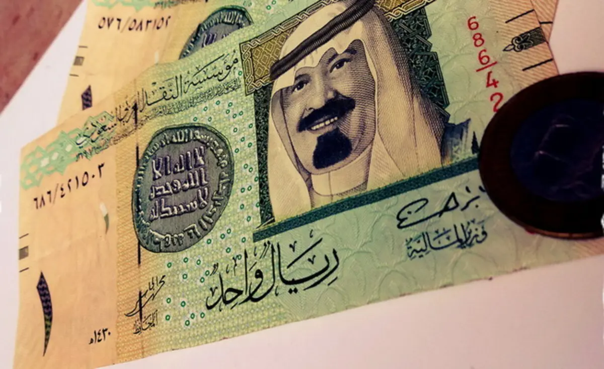 السعودية تنفي وقف تداول الريال الورقي
