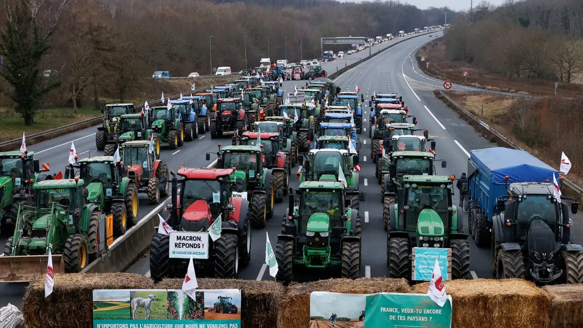 قبيل قمة بروكسل.. "ثورة المزارعين" تمتد من فرنسا إلى أوروبا 