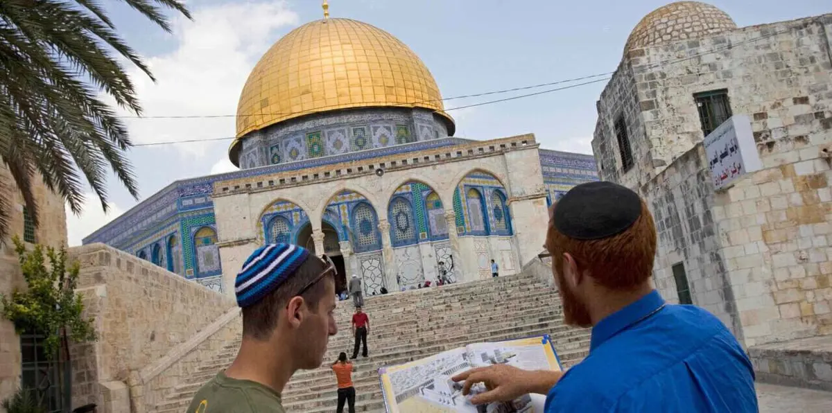 إمعانًا في تهويد القدس.. إسرائيل تشرع ببناء مجمع سياحي يطل على الأقصى (صور)