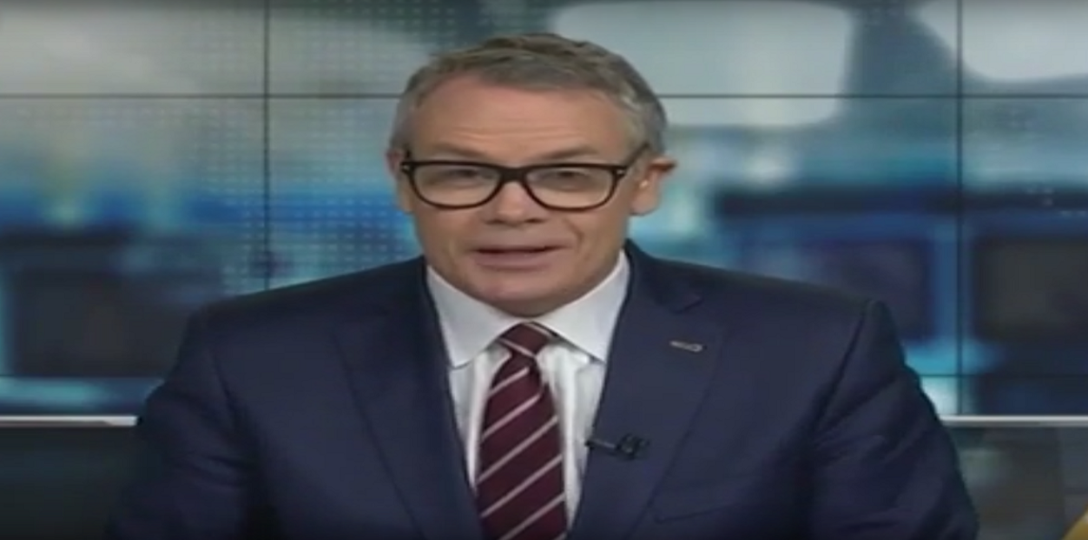 بالصور والفيديو.. مذيع يتعرض لموقف محرج على الهواء