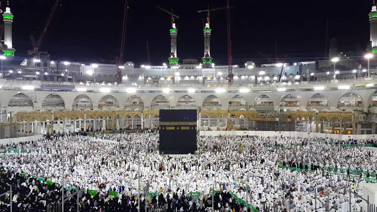 السعودية توقف العمرة للمواطنين والمقيمين بسبب كورونا