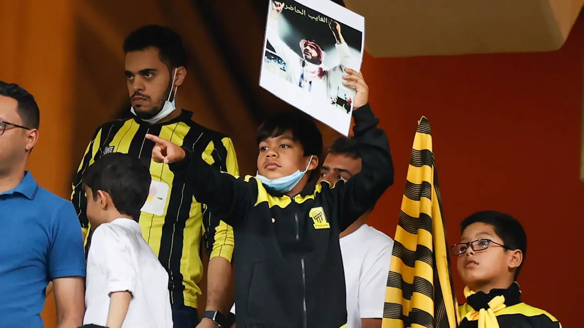 جمهور الاتحاد يقتحم ملعب الجوهرة قبل مباراة الحزم (فيديو)