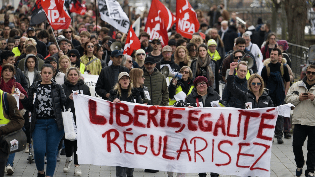 ردود فعل واسعة تندد بقانون الهجرة الجديد في فرنسا