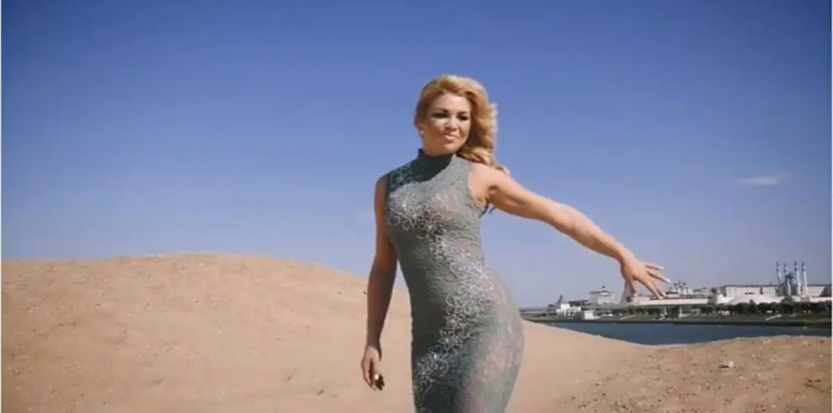 مغنية تعتذر لمسلمي روسيا عن "رقصة شرقية" أدتها أمام مسجد