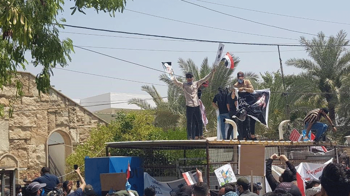 محتجون يقتحمون مقر قناة MBC العراق في بغداد
