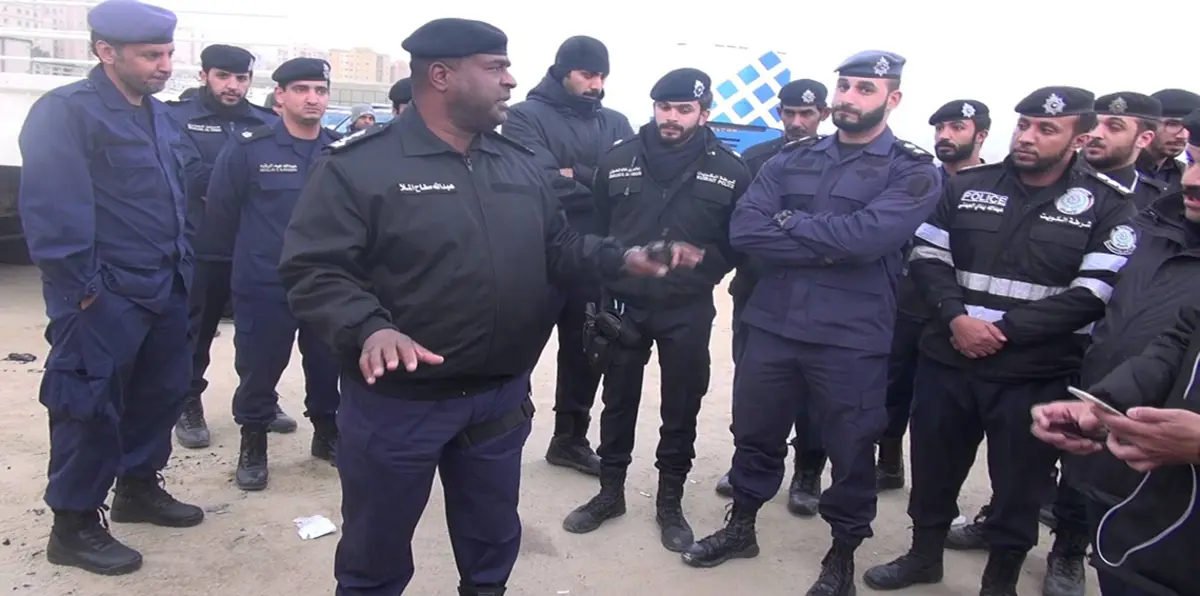 شبان كويتيون يتحرشون بفتيات ويعتدون على رجال أمن (فيديو)