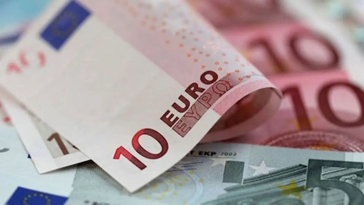 اليورو يتراجع متأثرا بالأزمة السياسية الإيطالية