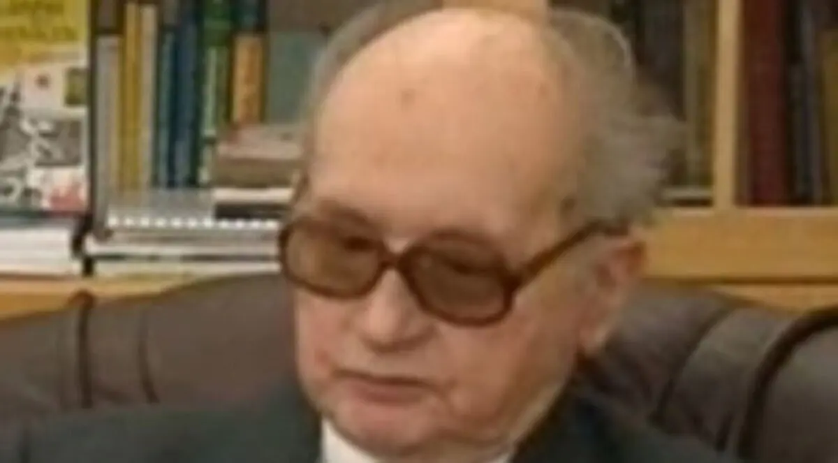 زوجة ياروزيلسكي التسعيني تهدده بالطلاق