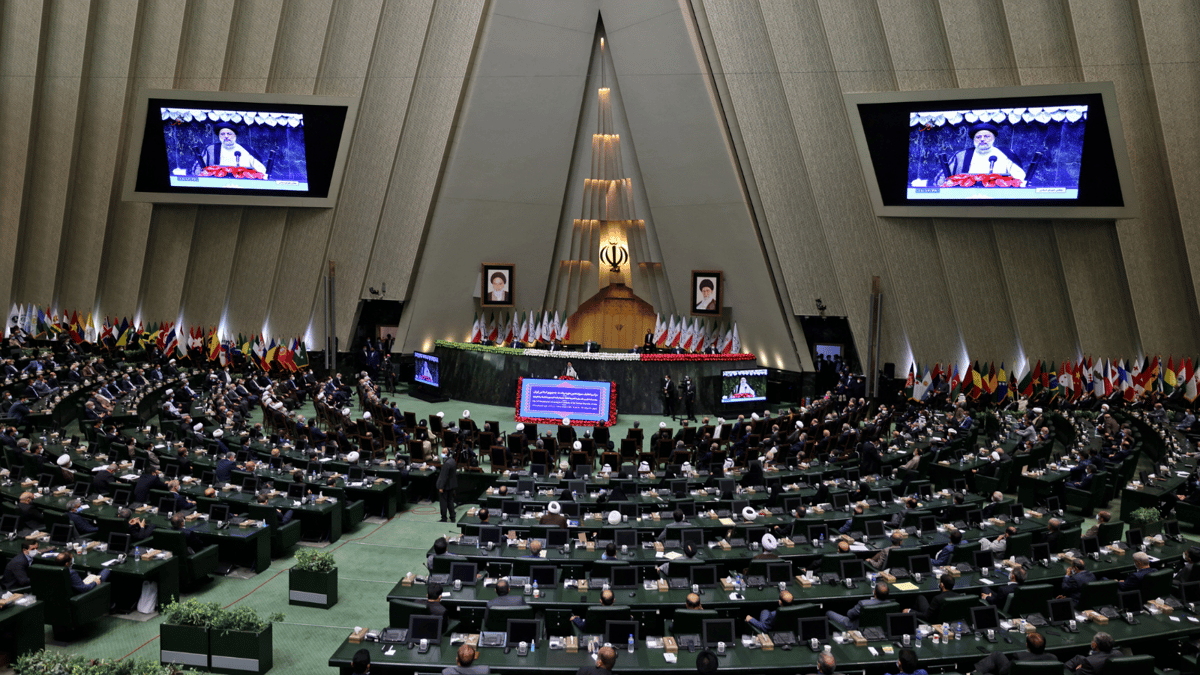 رافقه تهديد بالقتل.. توتر أصولي - إصلاحي في البرلمان الإيراني (فيديو)