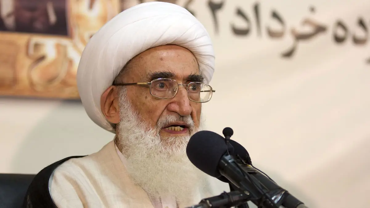 إيران.. مرجع ديني بارز يحضّ السلطات على "الإصغاء لمطالب الشعب"