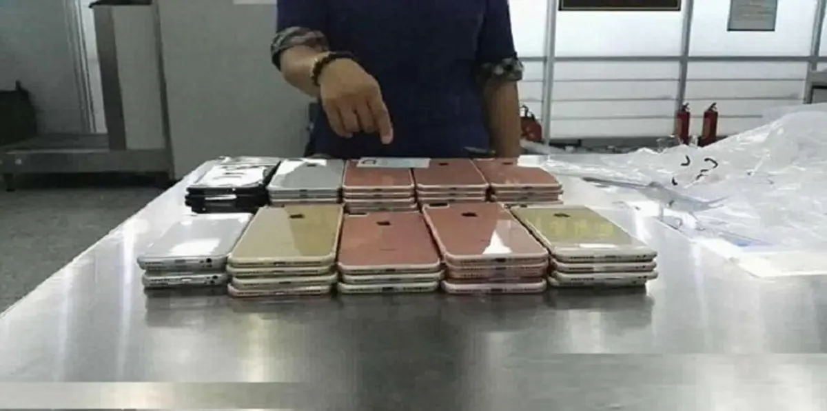 صينيان يحاولان تهريب 400 جهاز "آيفون 7" باستخدام جسديهما (صور)