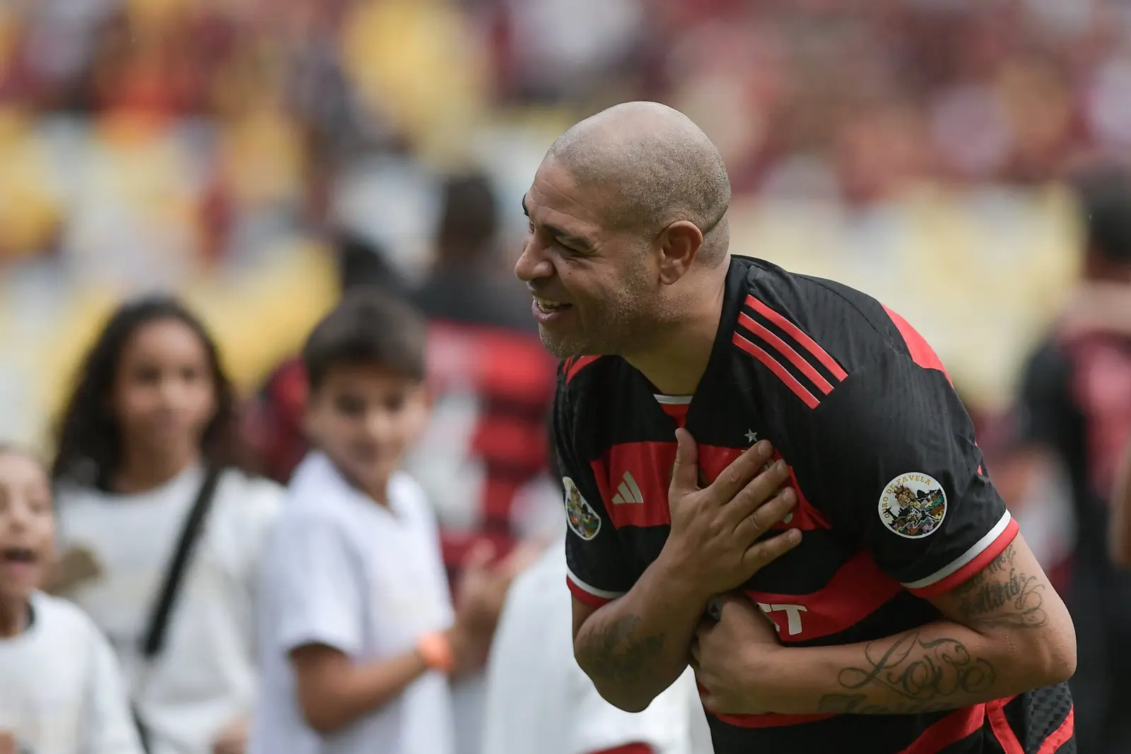 أدريانو يشكر الجماهير