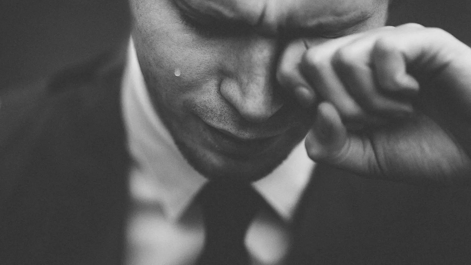 تعاطف واسع مع رجل تلقى خبر وفاة ابنه في "عيد الأب" (فيديو)